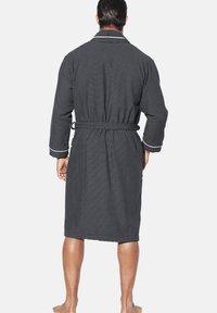 Schwarzer gestreifter Bademantel mit Gürtel, langen Ärmeln und Schalkragen. Der Stoff wirkt strukturiert und verleiht ein lässiges Design.