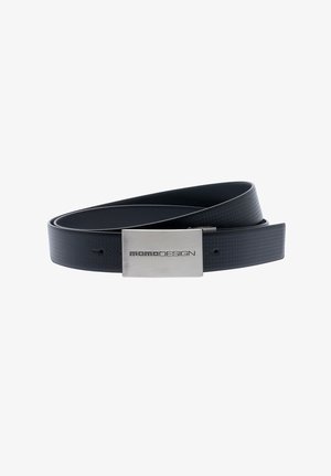 Ceinture en cuir noir texturé avec boucle rectangulaire en métal argenté gravée "Momo Design", enroulée sur un fond blanc.