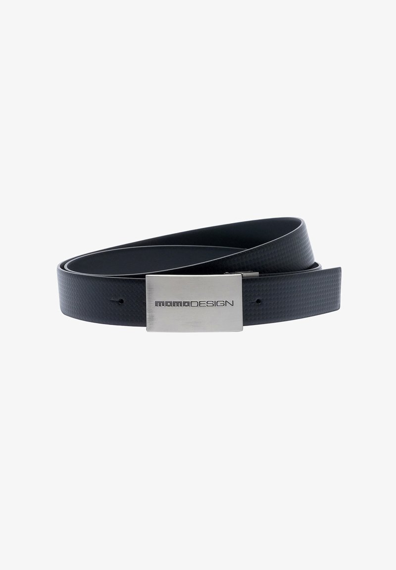 Ceinture en cuir noir texturé avec boucle rectangulaire en métal argenté gravée "Momo Design", enroulée sur un fond blanc.