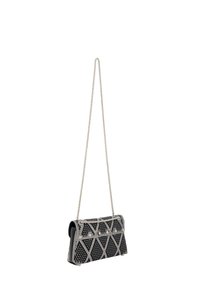 Sort skuldertaske med quiltet design, sølvfarvet kædetras og dekorative rhinsten arrangeret i et geometrisk mønster.