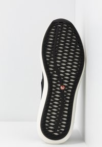 Clarks Unstructured UN RIO STRAP - Scarpe senza lacci - black