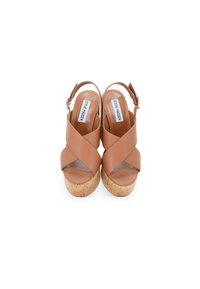 Sandali platform in pelle marrone con design a fasce incrociate, suola in sughero e fibbia regolabile, che mostrano una texture liscia e punta aperta.