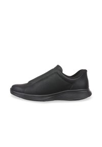 Crne slip-on cipele s teksturiranim kožnim gornjim dijelom, fleksibilnom gumenom potplatom i bešavnim dizajnom. Imaju siluetu niskog profila i bez vezica.