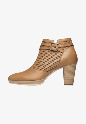 Braune Leder-Stiefeletten mit Cut-out-Design, zwei horizontalen Riemen und einer dekorativen Schnalle, ausgestattet mit einem strukturierten, gestapelten Absatz.