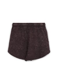 Shorts violets foncés avec une texture douce et usée, présentant un ourlet arrondi et une taille élastique. Aucun accent ou motif supplémentaire présent.