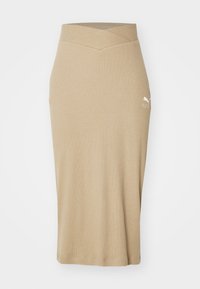 Falda de punto beige hasta la rodilla con un diseño ajustado. Presenta una cintura en forma de V y un pequeño logo blanco en el lado inferior.