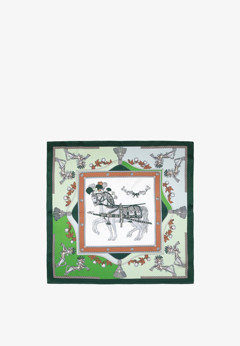 Pañuelo de seda cuadrado con un diseño de carroza tirada por caballos. Los colores incluyen verde, blanco y naranja, con bordes decorativos y patrones intrincados.