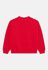 Czerwony sweatshirt z okrągłym dekoltem, długimi rękawami i ściągaczami. Wykonany z miękkiego materiału o gładkiej fakturze, bez wzorów ani metalowych elementów.