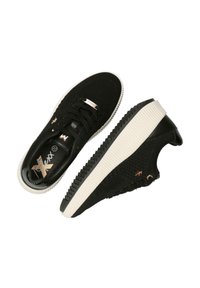 Svarta stickade sneakers med en strukturerad ovandel, featuring roséguld detaljer, runda snörhål och en vit gummisula.