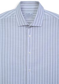 Chemise rayée gris clair avec col évasé, coupe régulière, fermeture à boutons et texture en coton lisse. Étiquette de marque visible à l'intérieur du col.
