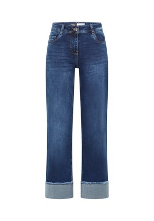 Donkerblauwe denim jeans met een rechte snit, voorzien van een opgerolde zoom in lichter denim en een klassiek ontwerp met vijf zakken en een knoopsluiting.