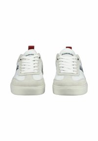 Witte sneakers met grijze suède accenten, ronde neus, vetersluiting, rode hieltab en logodetails op de zijkant. Rubberen zool.