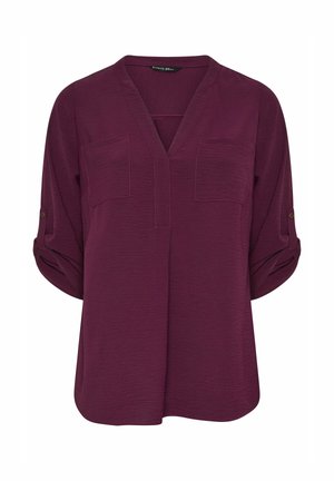 Bordowa bluzka z dekoltem w serek, dwoma kieszeniami na piersi i podwiniętymi rękawami. Wykonana z teksturowanej tkaniny z subtelnymi detalami przeszyć.