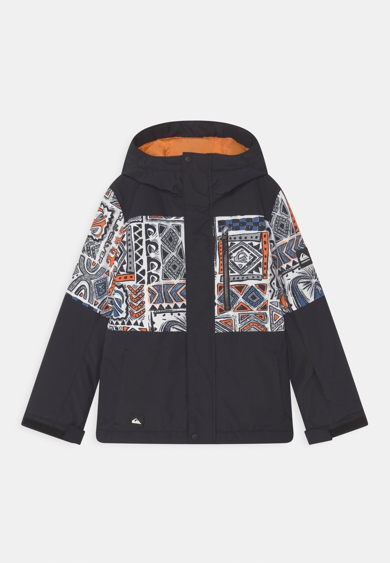 Veste bleu foncé avec un panneau à motif en blanc, orange et bleu. Comprend une capuche, des poches zippées et des poignets élastiques. Doublure orange.