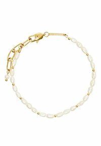 Goldfarbener Armreif mit ovalen Süßwasserperlen, die von kleinen goldenen Perlen umgeben sind, und einem Karabiner-Verschluss.