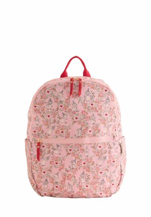 Vaaleanpunainen reppu, jossa on kukka- ja hahmokuvioita, punaisia yksityiskohtia, kaksoistaskuja ja yläkahva helppoa kantamista varten.