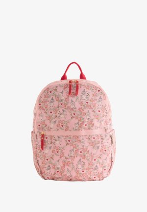Roze rugzak met bloemen- en figurenpatronen, rode ritssluitingen, dubbele handvatten en een groot hoofdvak met voorvak.