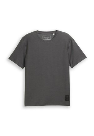 T-shirt grigio a maniche corte realizzato in tessuto testurizzato, con colletto a girocollo e un patch con logo sul lato inferiore sinistro.