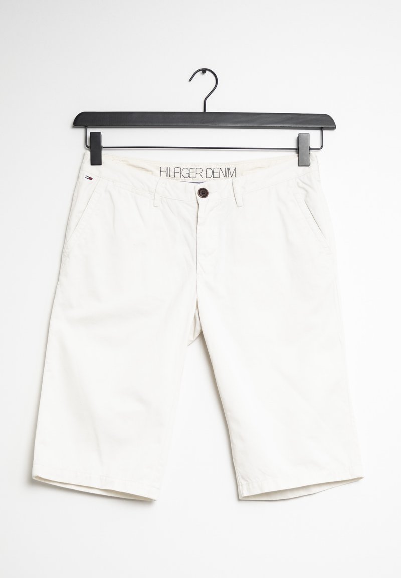 Shorts en coton beige clair avec une coupe droite, dotés de deux poches avant, d'une fermeture à bouton et du logo "HILFIGER DENIM" sur la taille.