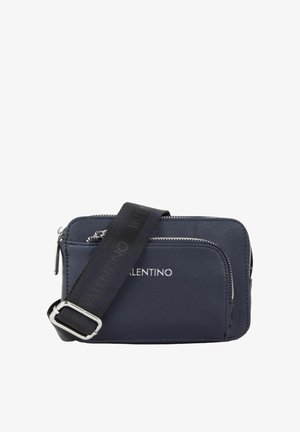 Sac bandoulière en nylon bleu marine avec deux poches zippées, sangle réglable et ferrures de marque. Texture lisse avec un logo discret.