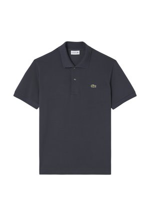 Donkergrijs poloshirt met korte mouwen, voorzien van een twee-knopenbies en een klein groen krokodillenlogo op de linkerborst.