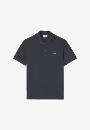 Donkergrijs poloshirt met korte mouwen, voorzien van een twee-knopenbies en een klein groen krokodillenlogo op de linkerborst.
