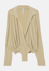 Blouse beige à manches longues avec un large col, taille froncée et poignets ajustés, présentée sur fond blanc.