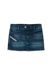 Gonna mini in denim blu scuro con lavaggio sbiadito, dotata di due tasche frontali, chiusura con bottone in metallo e un'etichetta decorativa di lato.