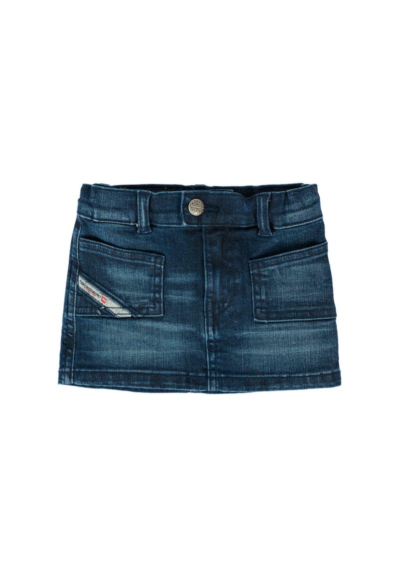 Gonna mini in denim blu scuro con lavaggio sbiadito, dotata di due tasche frontali, chiusura con bottone in metallo e un'etichetta decorativa di lato.