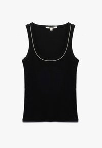 Top sin mangas negro con textura de canalé que presenta un escote redondeado adornado con un detalle metálico a lo largo del borde. Fabricado en una suave tela elástica.