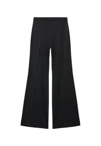 Czarne spodnie o szerokich nogawkach z gładką teksturą, z przodu ozdobione zakładkami i skrojonym fasonem. Materiał jest lekki i zwiewny.