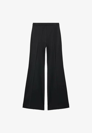 Zwarte wijde-pijpen broek met een gladde textuur, gekenmerkt door voorplooien en een op maat gemaakte uitstraling. De stof is lichtgewicht en vloeiend.