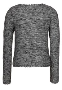Šedý pletený svetr s dlouhými rukávy, texturovaným povrchem, kulatým výstřihem a zaobleným lemem vzadu.