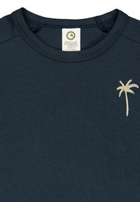 Námořnická modrá bavlněná tričko s kulatým výstřihem a krátkými rukávy, s malým béžovým vyšitým palmou na levé straně hrudi.