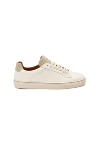 Sneaker bianco in pelle con tab in suede beige sul tallone e suola beige chiaro. Presenta lacci piatti e un design minimalista.