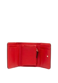 Portafoglio in pelle rossa con più scomparti per carte, un comparto centrale con zip e chiusura a scatto. Texture liscia e bordi neri a contrasto.