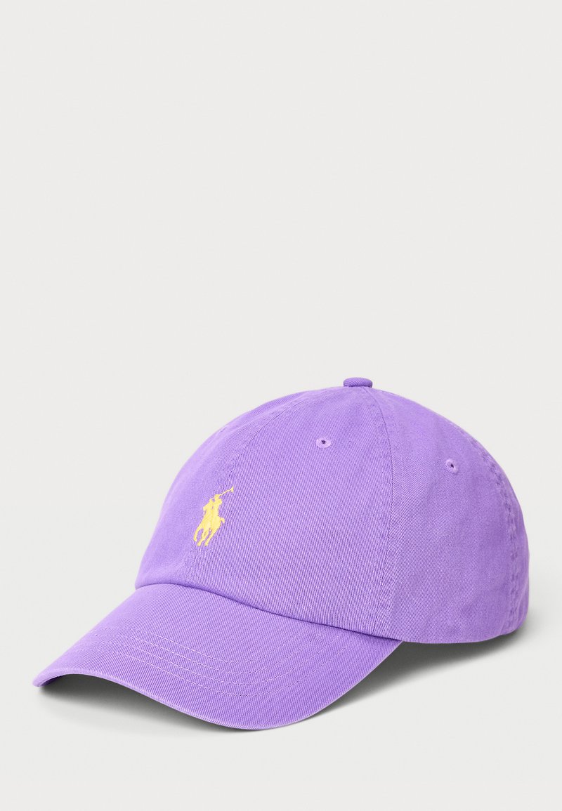 Boné de baseball de algodão roxo com um logótipo amarelo de polo na frente, aba curva e orifícios de ventilação para respirabilidade.