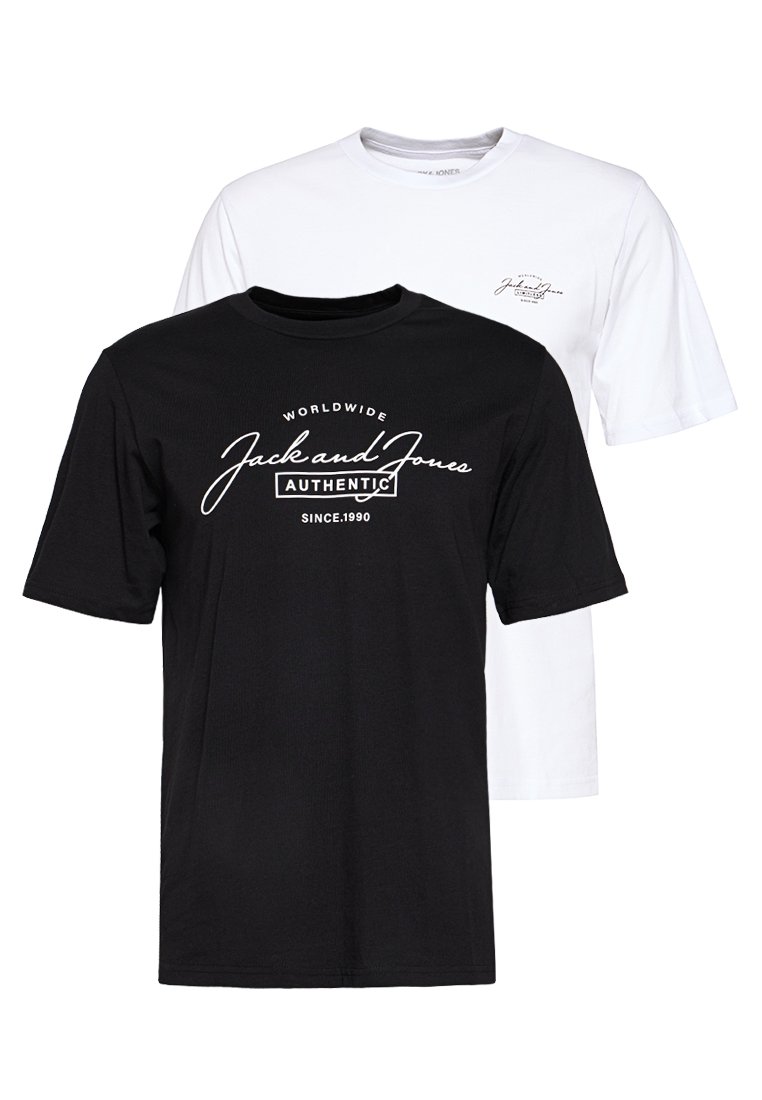 Schwarz-weiße Baumwoll-T-Shirts gestapelt. Das schwarze Shirt zeigt ein weißes Textdesign mit der Aufschrift „Jack and Jones AUTHENTIC“ auf der Vorderseite.