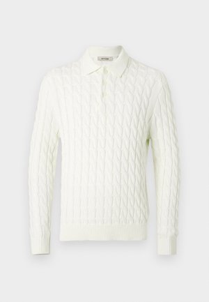 Helle cremfarbene Pullover mit Kabelstrickmuster, spitzen Kragen, Knopfleiste mit drei Knöpfen sowie gerippten Bündchen und Saum. Weiche Textur und strukturiertes Muster.