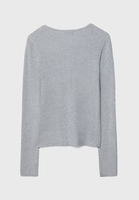 Szary prążkowany sweter z długimi rękawami, okrągłym dekoltem i bocznymi rozcięciami u dołu, prezentujący miękki, teksturowany wzór dzianiny.