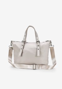 Bolso tote de nylon gris claro con dos asas superiores y una correa ajustable y desmontable. Cuenta con cierre de cremallera y diseño plano.