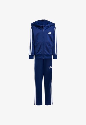 Tamnoplavi trenirka izrađena od mekanog materijala; uključuje duksericu na zip s dva prednja džepa i bijele bočne pruge na rukavima i hlačama.