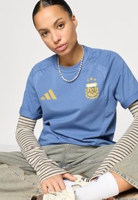 adidas Performance ARGENTINA TIRO TRAVEL TEE - Ένδυση εθνικής ομάδας - crew blue