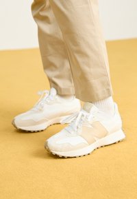 New Balance WS327 beżowy