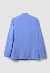 Blazer leggero blu mostrato di spalle con maniche lunghe e cucitura centrale sul retro, esposto su uno sfondo grigio.