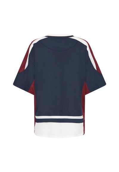Maillot de sport à manches courtes et amples avec des blocs de couleur bleu marine, blanc et bordeaux, en tissu en maille respirante, présenté de dos.