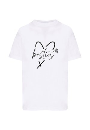 Biała koszulka z czarnym graficznym nadrukiem w kształcie serca z napisem "besties" w kursywie i akcentem w postaci motyla, krótki rękaw, fason z okrągłym dekoltem.