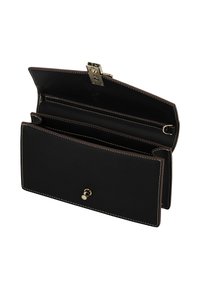 Portafoglio in pelle nera con scomparti multipli, cuciture bianche e bottone e chiusura in tono oro, mostrato aperto su sfondo bianco.