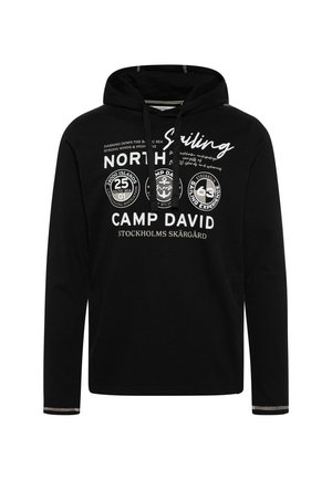 Čierna mikina s kapucňou má na prednej strane dizajn s bielym textom a námornými grafikami, dlhé rukávy a textúrované manžety so striebornými akcentmi.