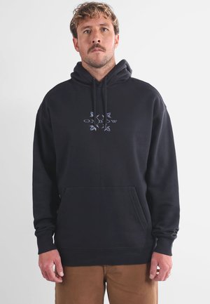 Sweat à capuche noir en tissu à texture douce. Comprend une poche avant et un logo avec des accents bleus, capuche avec cordon de serrage.